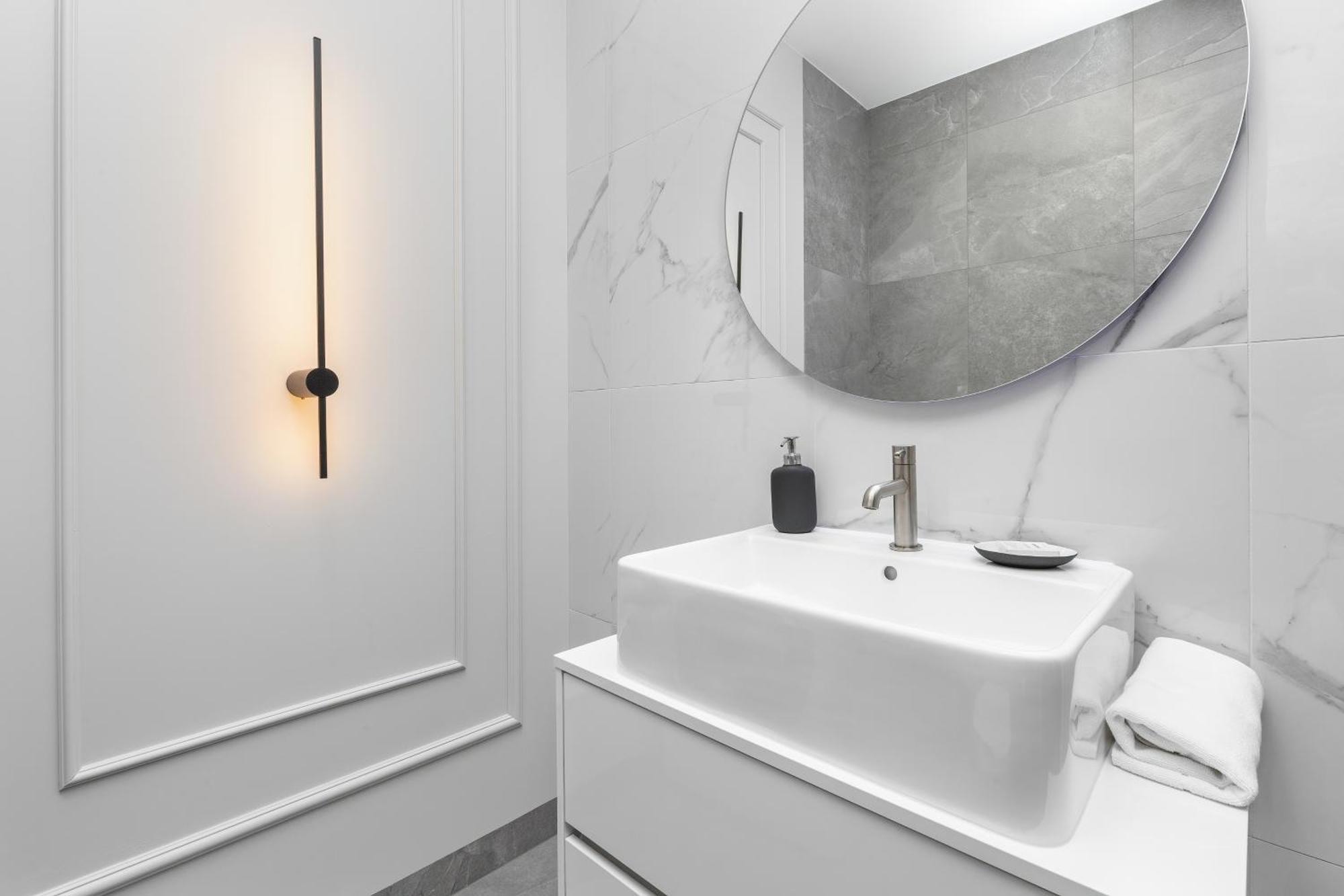 Huoneisto Bright & Modern With Parking Near Arena By Renters